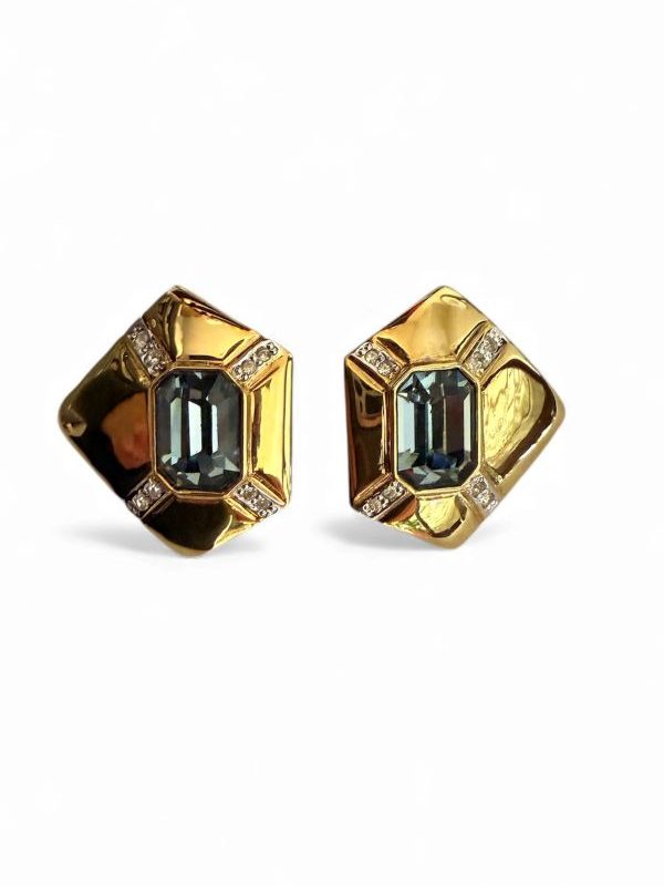 Orecchino clip moda con disegno geometrico placato oro con cristallo centrale color acquamarina