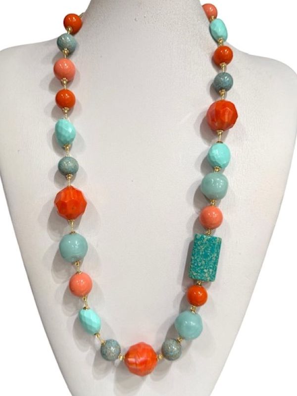 Collana con perle in resina e vetro leggera e luminosa.