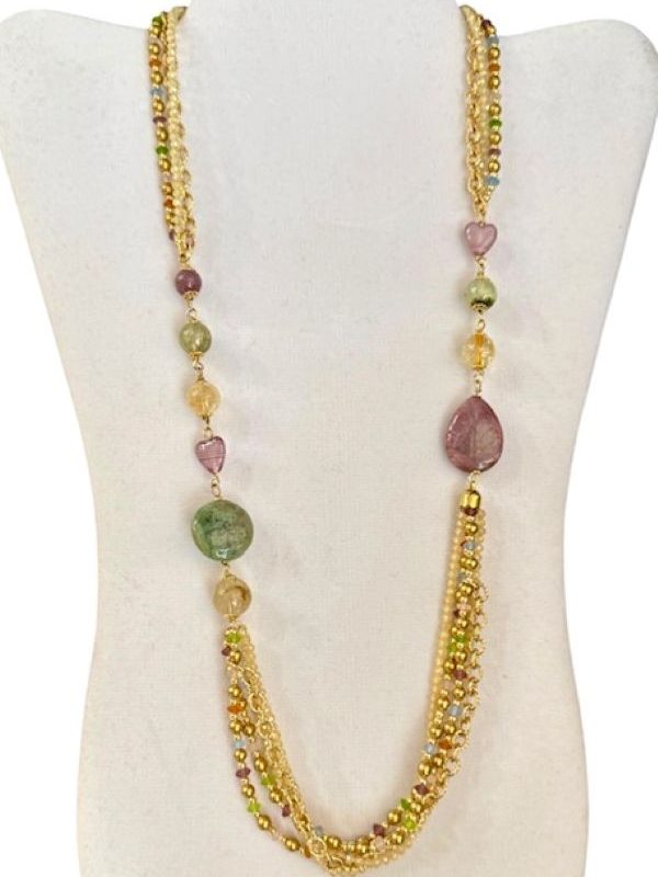 Collana donna con pietre naturali in colori delicati. Multifilo nella parte centrale con rondelline e cristalli luminosi e catena in alluminio dorato